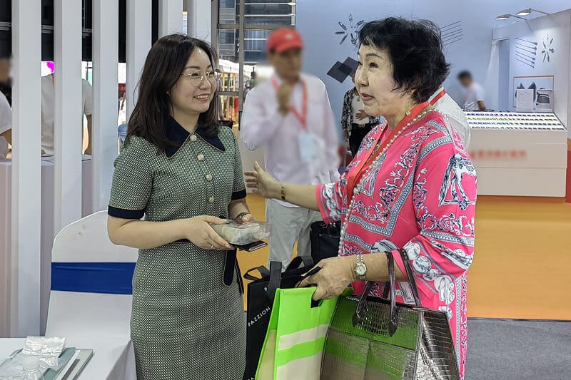 WORKERS LOOKSEE GLASSES MANUFACTURER AND CUSTOMERS